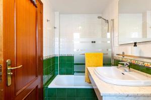 łazienka z wanną i umywalką w obiekcie Villa Sea Sounds w Corralejo +37 zdjęć