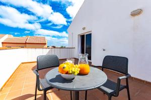 stół z misą owoców na balkonie w obiekcie Villa Sea Sounds w Corralejo