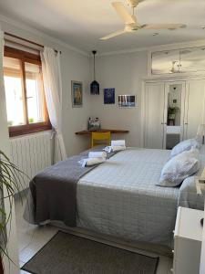 a bedroom with a large bed with towels on it at Habitación cerca de todo en casa de Emilia in Altea