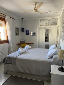 a bedroom with a large bed with towels on it at Habitación cerca de todo en casa de Emilia in Altea
