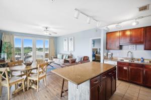 cocina y sala de estar con mesa y sillas en Laketown Wharf #338 by Nautical Properties en Panama City Beach