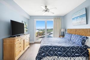 1 dormitorio con 1 cama y TV de pantalla plana en Laketown Wharf #338 by Nautical Properties en Panama City Beach