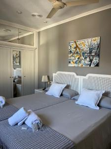 1 dormitorio con 2 camas y un cuadro en la pared en Habitación cerca de todo en casa de Emilia, en Altea