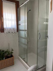 y baño con ducha y puerta de cristal. en Habitación cerca de todo en casa de Emilia, en Altea