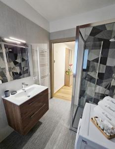 a bathroom with a sink and a shower and a mirror at appartamento la chiocciola in Cavallino-Treporti