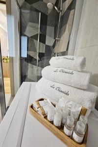 a tray of white towels on a counter in a bathroom at appartamento la chiocciola in Cavallino-Treporti