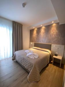 1 dormitorio con cama y pared con luces en Hotel Aldebaran, en Lido di Jesolo