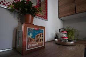 a picture of the coliseum on a counter with a tea kettle at La Maisonette in Feltre