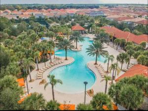 uma vista aérea de uma piscina num resort em luxury new 5 bedroom solterra resort close to disney em Davenport