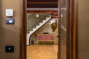 un pasillo con una escalera y un tocador en una casa en Palazzo Residenza Madre, en Nápoles