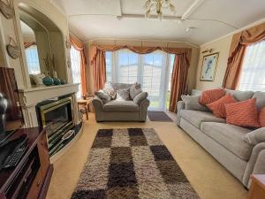 Posezení v ubytování Brilliant 6 Berth Caravan For Hire At Sunnydale Park In Skegness Ref 35076af