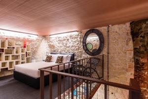 1 dormitorio con cama y pared de piedra en Palazzo Residenza Madre, en Nápoles