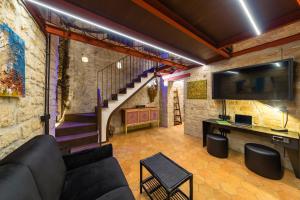 A television and/or entertainment centre at Palazzo Residenza Madre by Dimorra