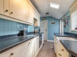 A kitchen or kitchenette at Lilac Cottage