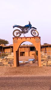 une moto assise sur une structure en bois dans l'établissement Café restaurante shelter calm life, 
