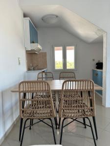 uma cozinha com mesa e cadeiras num quarto em Naxian Touch em Agia Anna (Naxos)