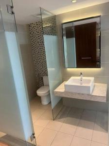 Bathroom sa D Majestic Hosted By TCL HOME 4191