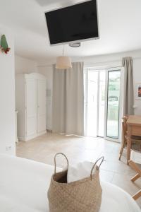 ein Wohnzimmer mit einem Flachbild-TV an der Decke in der Unterkunft Dimora Santa Caterina in Polignano a Mare