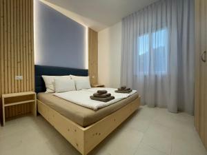 a bedroom with a bed with towels on it at Villa Venezia Bardolino in Bardolino