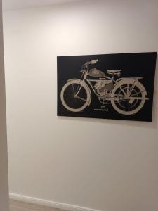 維也納的住宿－Speedyrooms Vienna，墙上一张摩托车的黑白照片