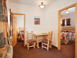 una habitación con mesa y sillas y un dormitorio en Nordic Lodge, en Steamboat Springs