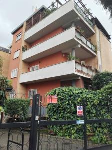 um edifício com uma cerca em frente em Casa Sorelle Marchisio em Roma
