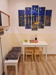 une salle à manger avec une table et des peintures murales dans l'établissement Casa Sorelle Marchisio, à Rome