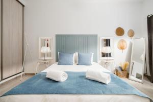 Säng eller sängar i ett rum på Downtown Lux Apartment