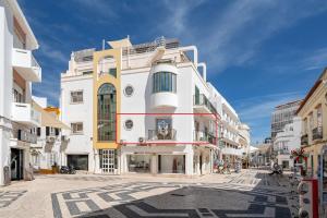 a large white building on a city street at Downtown Lux Apartment in Faro
