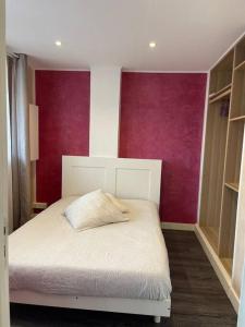 a bedroom with a white bed with purple walls at Appartement cosy terrasse parking 20 mn Paris in Savigny-sur-Orge