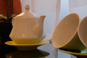 um bule de chá branco numa bancada com pratos em LeNotti Verona em Verona