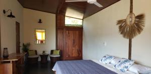 SavegreにあるCabina Brisa Escondida - Walking distance from riverのベッドルーム1室(ベッド1台付)、木製のドア