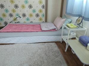 Postel nebo postele na pokoji v ubytování Cozy accomodation near chilgok gyeongdae hospital
