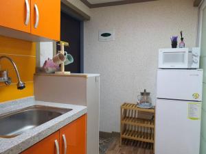 Kuchyň nebo kuchyňský kout v ubytování Cozy accomodation near chilgok gyeongdae hospital