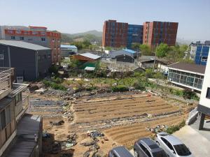 Vue de tête d'un chantier de construction dans une ville dans l'établissement Cozy accomodation near chilgok gyeongdae hospital, à Daegu
