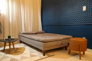 a living room with a bed and a table at AP 104-A Térreo Completo Aconchegante in Palmas