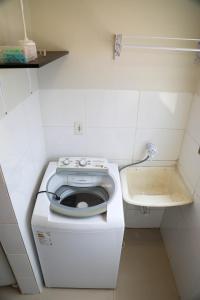 ein kleines Bad mit WC und Waschbecken in der Unterkunft AP 104-A Térreo Completo Aconchegante in Palmas