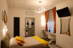 ein Schlafzimmer mit einem Bett mit einer gelben Decke in der Unterkunft LeNotti Verona in Verona