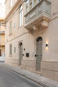 ein Gebäude mit zwei Türen auf der Straßenseite in der Unterkunft Marea Central Apartments in Sliema