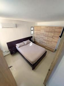 1 dormitorio con 1 cama grande en una habitación en Apartamento amoblado NUEVO frente sede selección Colombia, en Barranquilla