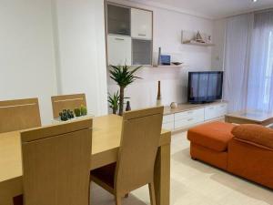 Televízia a/alebo spoločenská miestnosť v ubytovaní Apartamento próximo a la playa