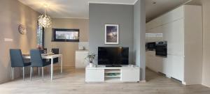 TV a/nebo společenská místnost v ubytování Village Paradise