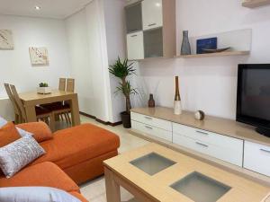 Televízia a/alebo spoločenská miestnosť v ubytovaní Apartamento próximo a la playa