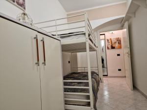 1 dormitorio con litera y una escalera en una habitación en Casa Romantica Tra Liguria e Toscana, en Ortonovo