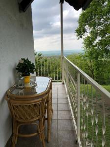 un tavolo e una sedia su un balcone con vista di Goldberg - Apartman Lana a Popovac
