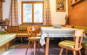 d'une salle à manger avec une table, des chaises et une fenêtre. dans l'établissement Gorgeous Home In Pill With House A Mountain View, à Pill