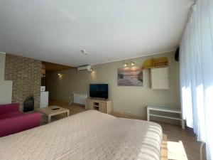 TV a/nebo společenská místnost v ubytování Kastani stay in City Center - with Sauna