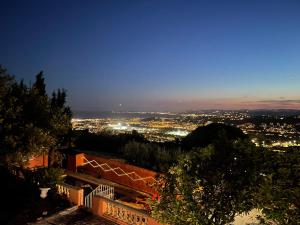 - une vue sur la ville la nuit dans l'établissement Chambre d'hôtes A l'ancre marine, à Nice