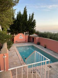 Bazén v ubytování Chambre d'hôtes A l'ancre marine de la Villa Rose nebo v jeho okolí