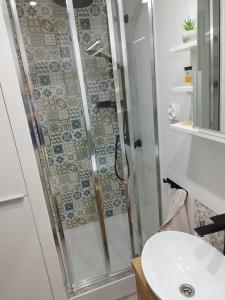 a bathroom with a shower and a sink at Apartament w Lądku Zdroju przy Rynku in Lądek-Zdrój